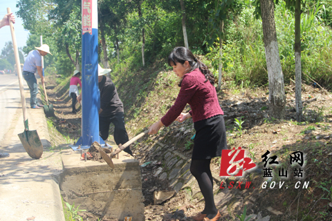 蓝山:刘素萍深入永连公路参加卫生清扫活动