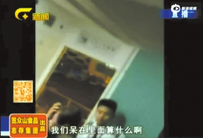 飞机延误乘客抱怨。