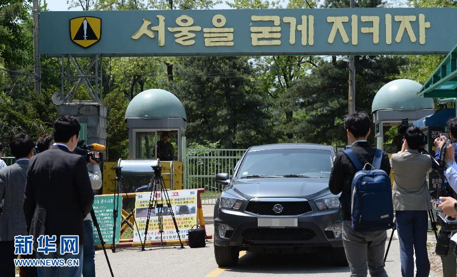 　　 5月13日，在韩国首尔，记者在事发预备军训练场外守候。当日，据韩联社报道，首尔一预备军训练场发生枪击事件，目前事故已造成2人死亡、3人受伤。 新华社/纽西斯通讯社 