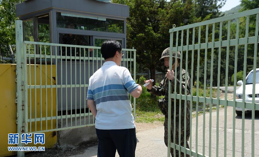 　　 5月13日，在韩国首尔，记者在事发预备军训练场外守候。当日，据韩联社报道，首尔一预备军训练场发生枪击事件，目前事故已造成2人死亡、3人受伤。 新华社/纽西斯通讯社 