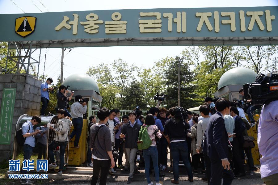 　　 5月13日，在韩国首尔，记者在事发预备军训练场外守候。当日，据韩联社报道，首尔一预备军训练场发生枪击事件，目前事故已造成2人死亡、3人受伤。 新华社/纽西斯通讯社 