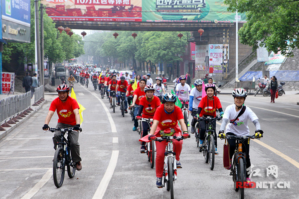 靖州县国税局开展以“新常态新税风”为主题的税法宣传骑行活动。