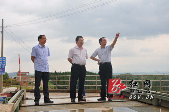 倪友新[左二]一行到垃圾处理厂查看垃圾堆放处理情况