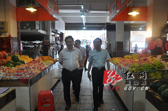 专家组一行深入塔峰一市场实地调研