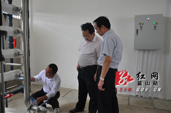 专家组一行来到垃圾处理厂查看水质处理情况