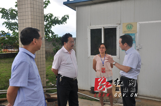 专家组在污水处理厂了解工作情况