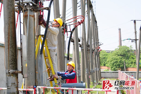 运维人员正在进行倒闸操作