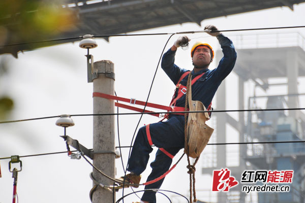 配电室工作人员正在对线路进行接搭和转移负荷