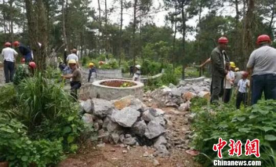 广西桂林着手拆除尧山64座“活死人墓”（图）