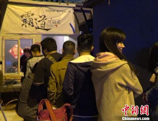 女研究生卖烤脑花走红网络称未来规划尚在考虑