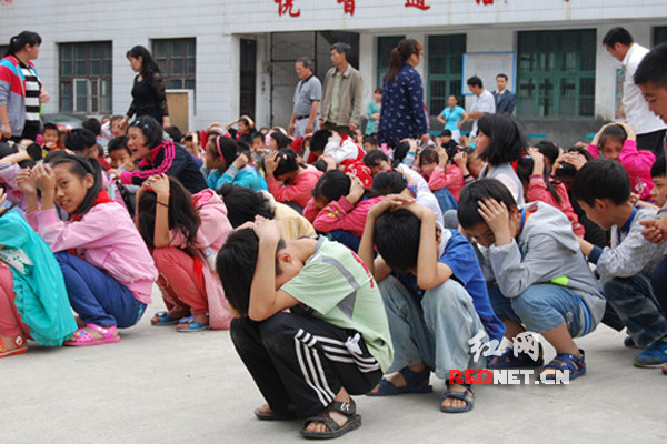 疏散到操场的小学生