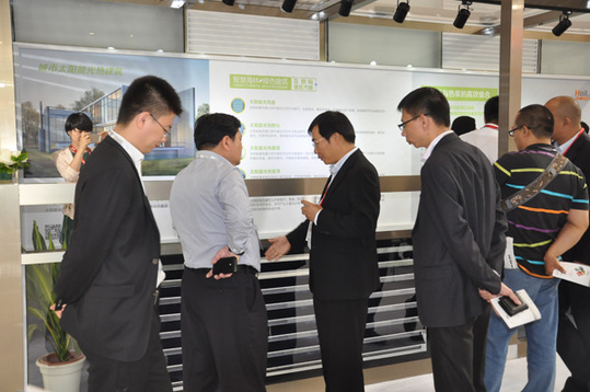 李海清总裁就海林太阳能光热建筑系统与客户交流