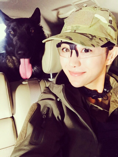 牟星与警犬自拍