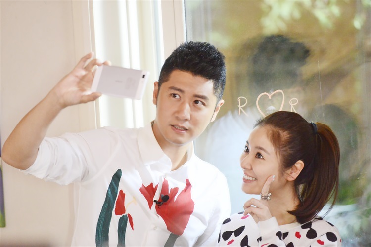 任重“啵啵”林心如 开启奔跑吧蜗牛模式