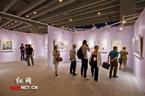 来自国内各省的参观者参观《湖南当代中国画精英作品展》。