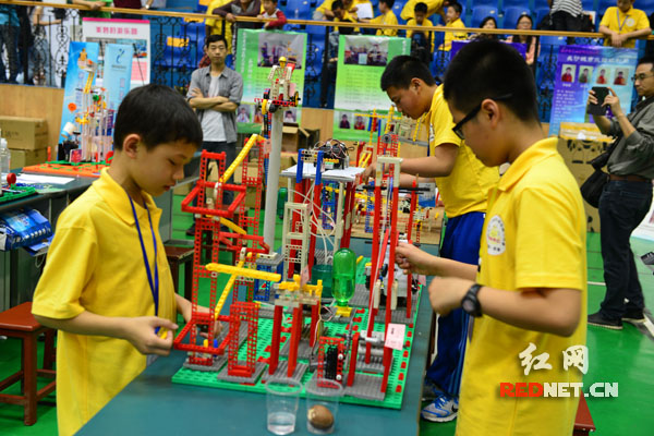 图片说明：第八届湖南省青少年机器人竞赛在衡阳市成章实验中学举行，来自全省14个市州的350支队伍参加比赛。