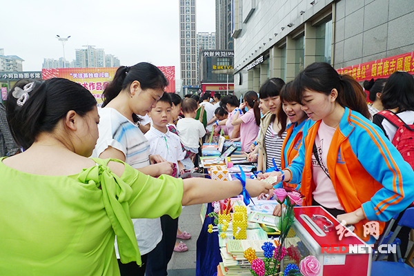 由孤独症儿童手工制作的工艺品吸引了市民的购买。