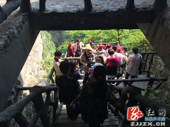 张家界大峡谷景区进入旅游“红五月”