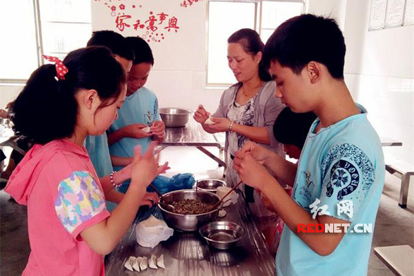 师生同包饺子