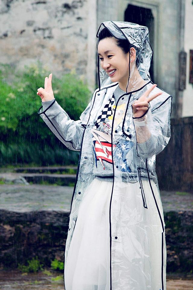秦海璐雨中首加盟真人秀 雨衣童趣显辣妈顽皮