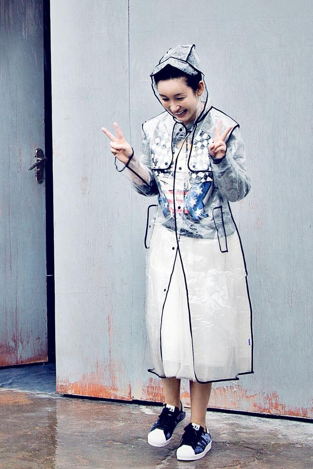 秦海璐雨中首加盟真人秀 雨衣童趣显辣妈顽皮
