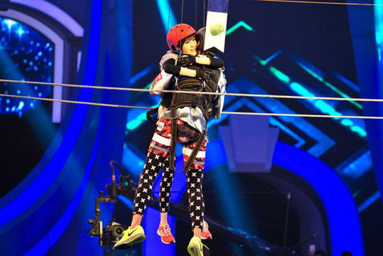 陆毅鲍蕾高空相拥