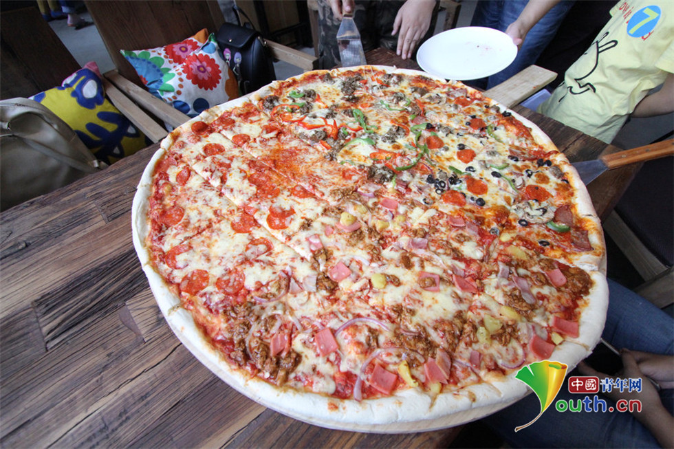山东直径超1.3米巨型披萨亮相 足够25人分食(