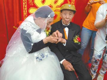 四川达州94岁抗战老兵补办婚礼博妻一笑