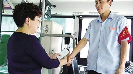 女子熬夜打麻将 早上乘公交把苹果6投进投币箱