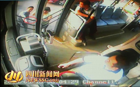 成都男司机强行变道后骂人 用改锥戳坏公交车门