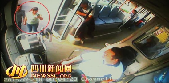 成都男司机强行变道后骂人 用改锥戳坏公交车门
