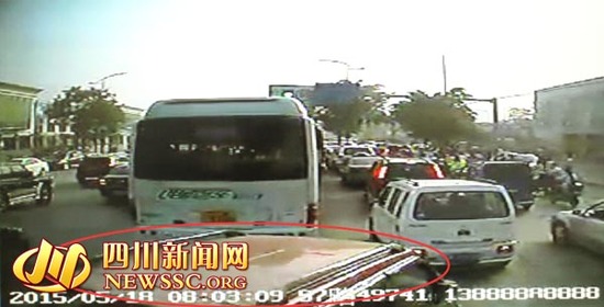 成都男司机强行变道后骂人 用改锥戳坏公交车门
