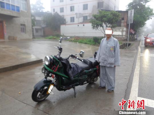 图为酒驾被查和尚。　葛胜东摄