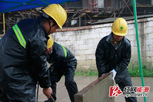 电力工人正冒雨进行电缆故障排查