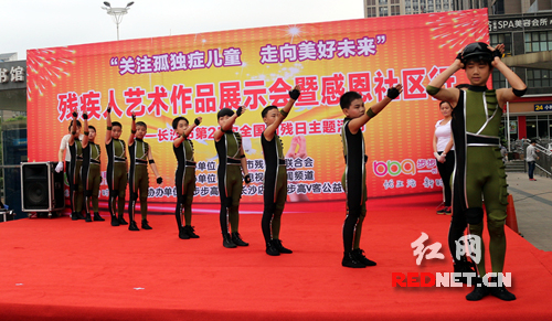 长沙市特殊教育学校集体舞表演《当兵的梦想》