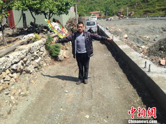 安梨汁厂建成后，王海龙家门前道路仅容一车通过。　王天译摄