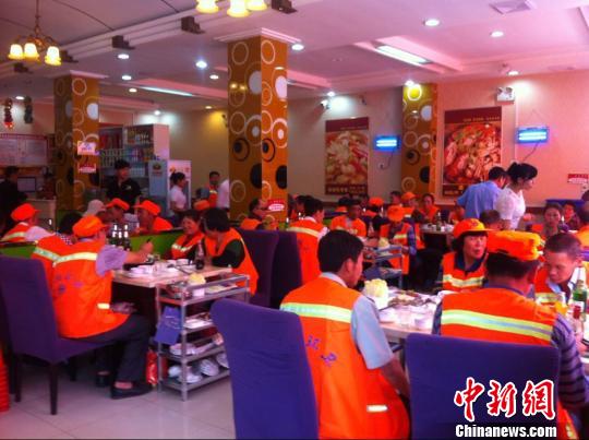 环卫工人就餐现场雷艳摄
