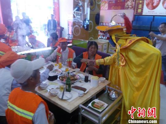 川剧变脸大师与环卫工握手雷艳摄