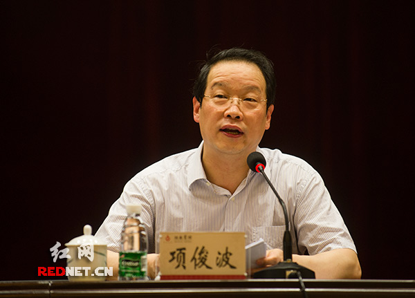 中国保监会主席项俊波作《保险业的改革与发展》专题报告。