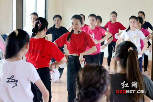 中华文化大乐园老挝开营 12名湖南教师带去特