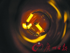 李女士点的第三瓶啤酒内泡着几个烟头。