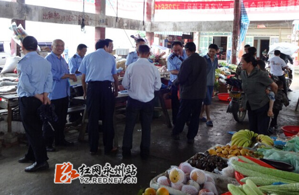 双牌司法局法治服务小分队深入上梧江瑶族乡集市向群众发放宣传资料，并解答疑问