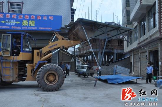 桑植：“凌晨行动”火力足 打击违建不手软