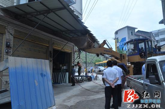 桑植：“凌晨行动”火力足 打击违建不手软