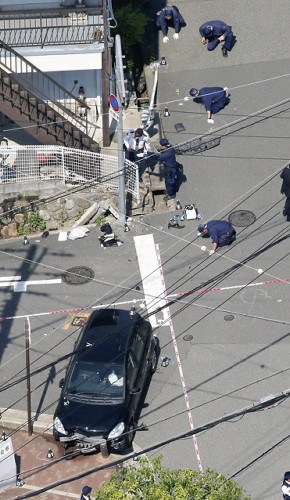 日本一队小学生突遭轿车冲撞多人伤情严重（图）