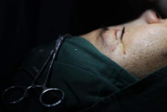 郑州大四女生颜值低被嘲讽 瞒家人整形怕死在手术台