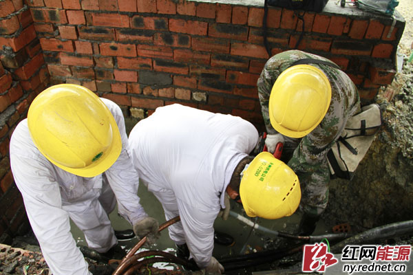 电力工人正在排查故障点