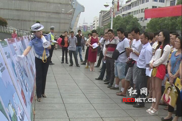隆回宣传民警匡慨给满分驾驶员讲解行车中注意事项