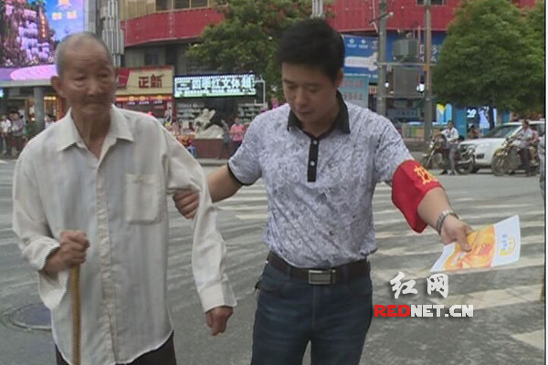 满分驾驶员街头扶老人过斑马线