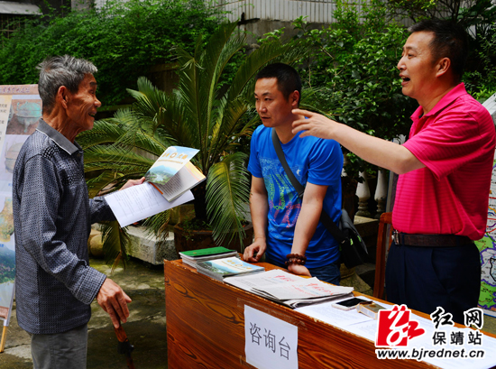 工作人员在向市民讲解文物知识